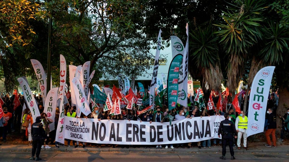 Los sindicatos de Unicaja, en pie de guerra: "El banco es un caos desde la fusión"