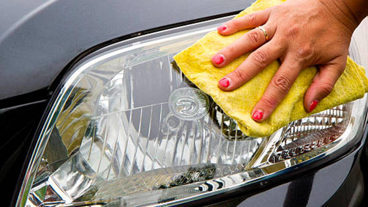 ¿Los faros de tu coche están amarillentos? Estos dos productos de cocina te ayudarán a limpiarlos