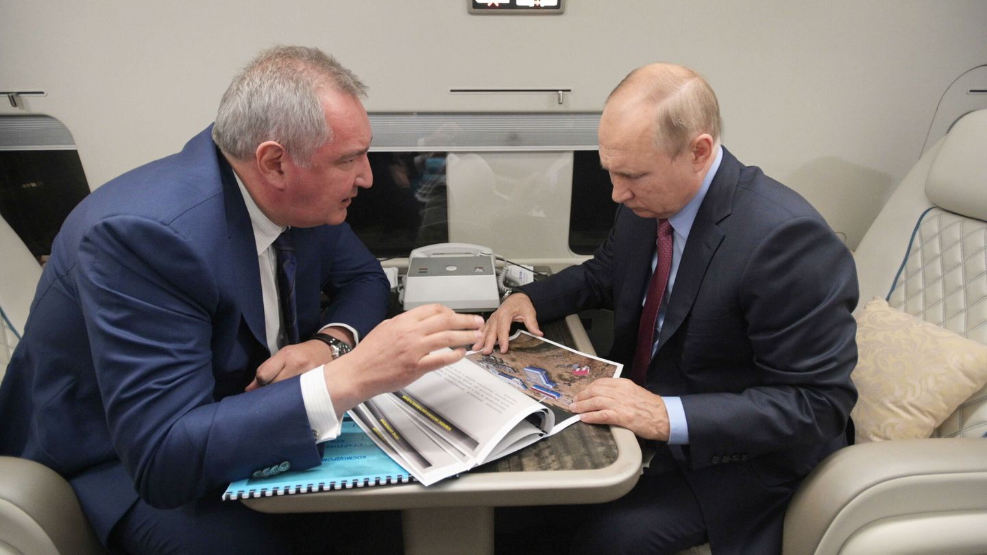 Vladímir Putin con el director de la agencia espacial rusa Roscosmos, Dmitry Rogozin. (Reuters)