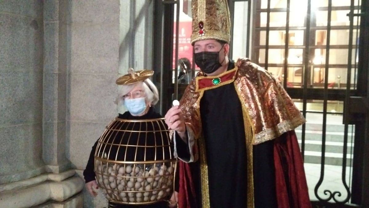 Manoli y Jesús ya acampan en el Teatro Real: el público más fiel de la lotería de Navidad