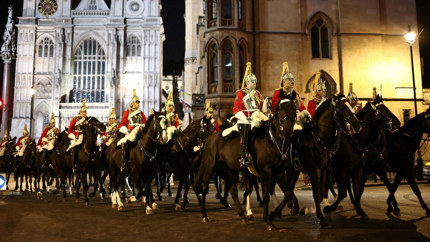 Soldados a caballo en los ensayos de la coronación de Carlos III en Londres. (EFE)