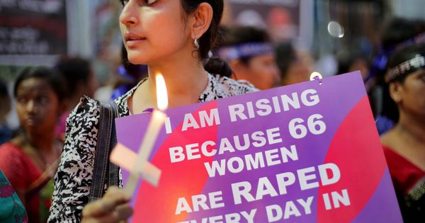 Foto: Un mujer sostiene un cartel en el que se lee "Protesto porque 66 mujeres son violadas en India cada día". (EFE)