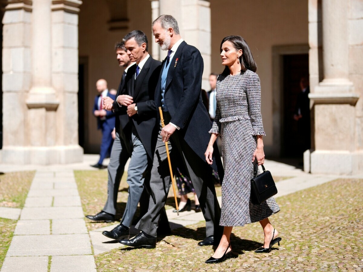 Foto de Perlas australianas, un vestido nuevo de tweed y una elección insólita: la Reina, en el Cervantes    
