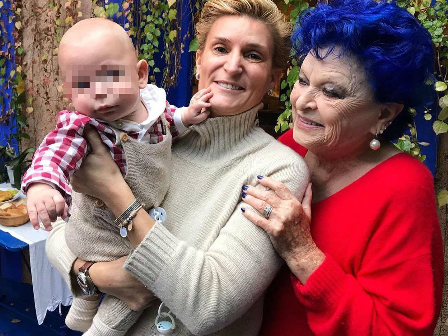 María Zurita, junto a su bebé y a Lucía Bosé. (Instagram)