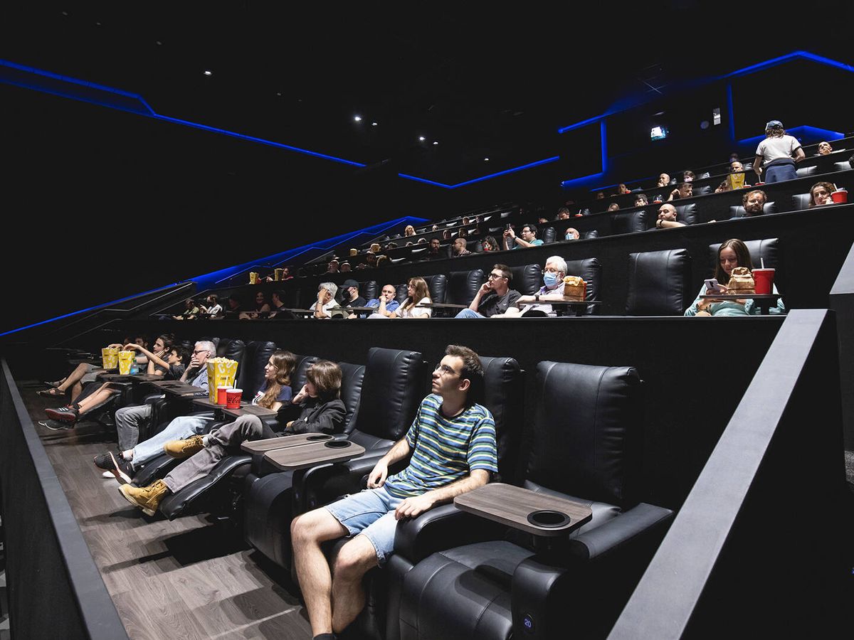Foto: Espectadores en una sala de cine. (Getty/Xavi Torrent)