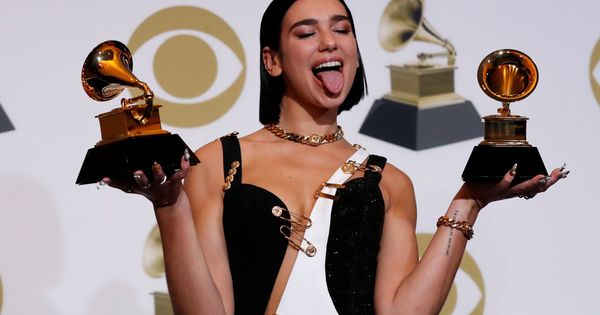 Foto: Dua Lipa posa con sus dos premios Grammy. (Reuters)