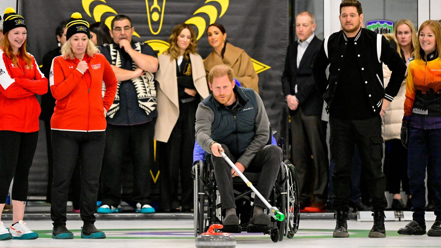Harry, practicando curling en silla de ruedas. (Gtres)