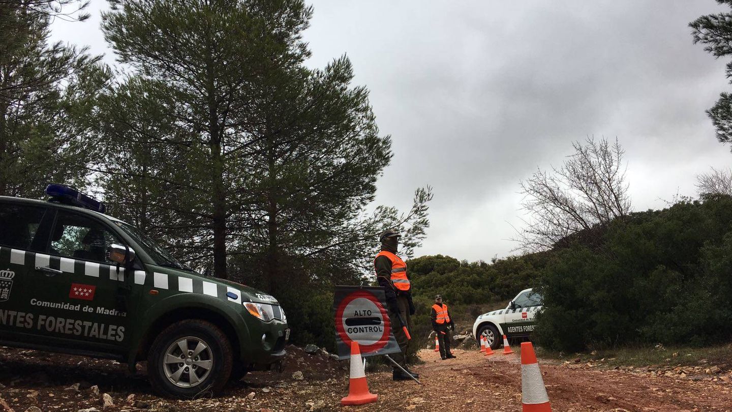 Agentes forestales haciendo un control de tráfico en una zona forestal de Madrid.