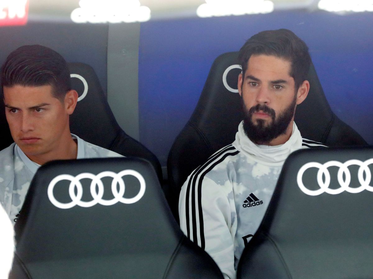 Foto: Isco, junto a James, en el banquillo durante el partido entre el Real Madrid y el Granada. (EFE)