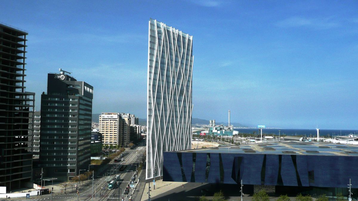AXA se hace con la Torre Telefónica en Barcelona por 107 millones de euros