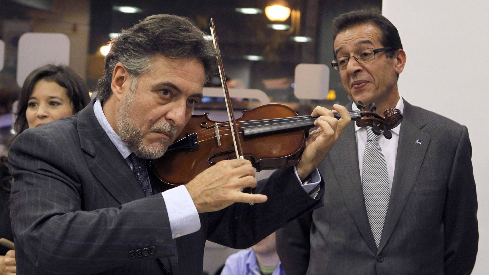 Foto: Pepu Hernández toca el violín durante una inauguración, en noviembre de 2011, en Madrid. (EFE)
