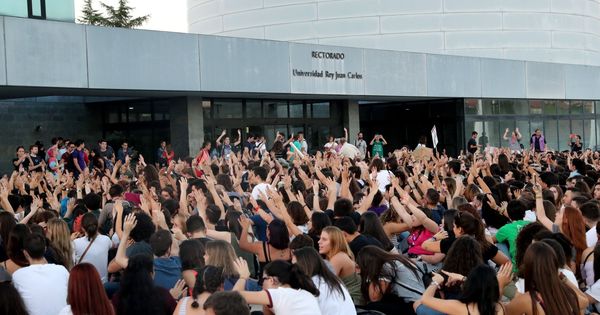 Foto: Los alumnos de la URJC, durante una protesta frente al rectorado. (EFE)