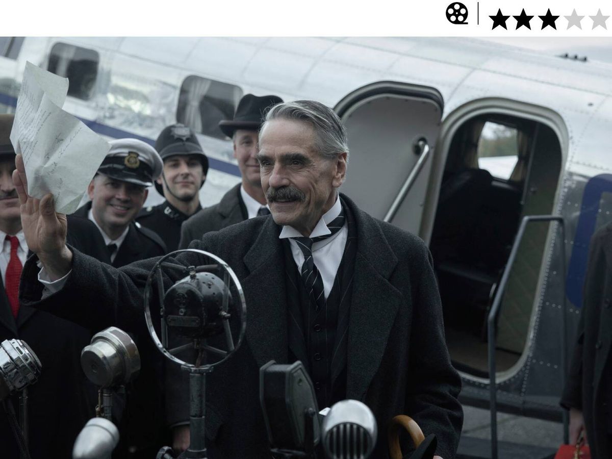 Foto: Jeremy Irons reaparece como Neville Chamberlain. (Netflix)