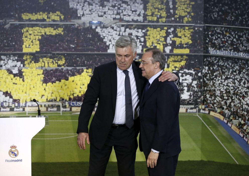 Foto: Ancelotti no se explica lo que sucede y es Florentino Pérez el que tiene que consolar al técnico.