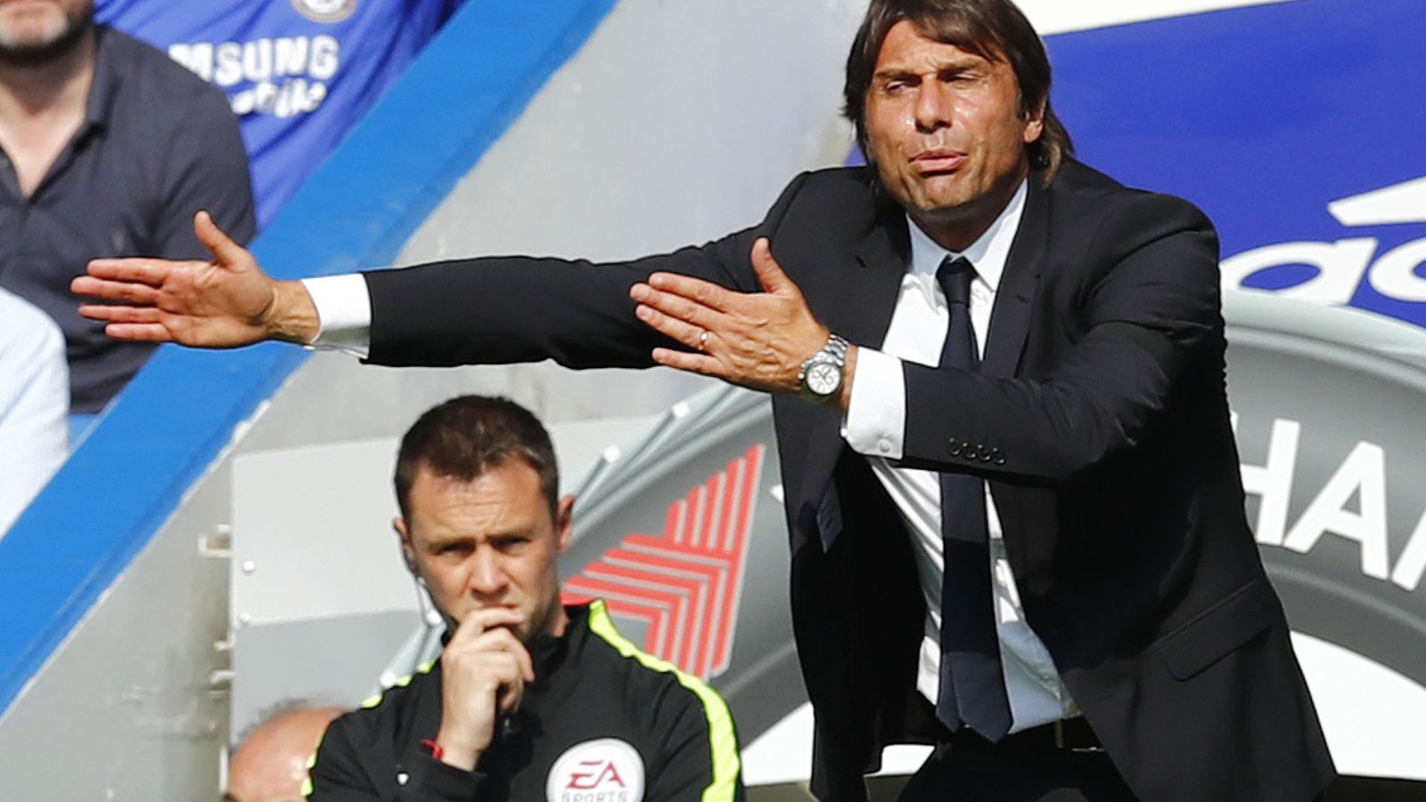 Foto: Antonio Conte dirigiendo a sus jugadores frente al Burnley. (Eddie Keogh/Reuters)