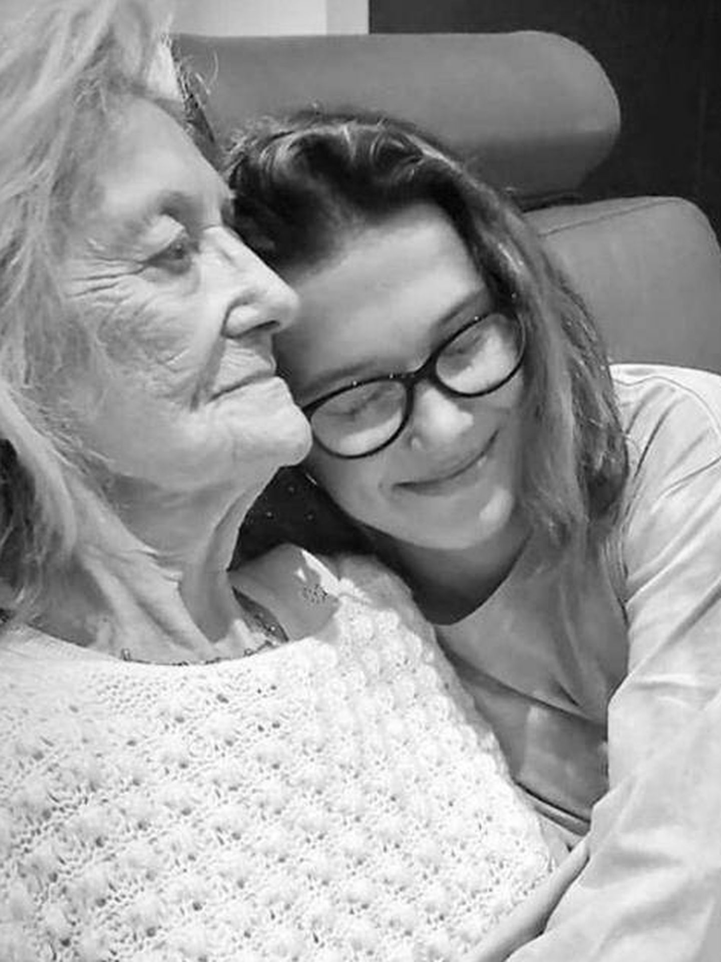 Millie Bobby Brown, con su abuela en una imagen publicada en su Instagram. (@milliebobbybrown)