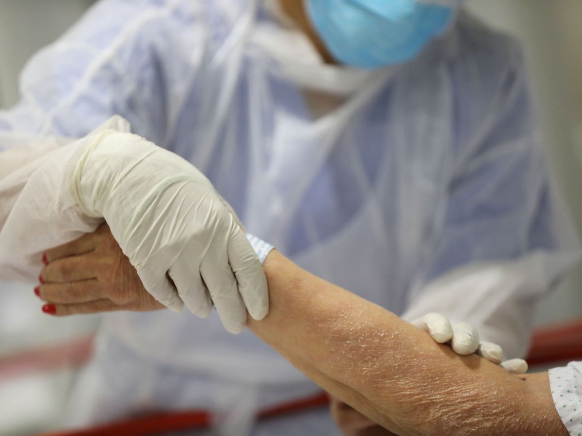 Foto: Una enfermera cuida a un enfermo de coronavirus. (Reuters) 