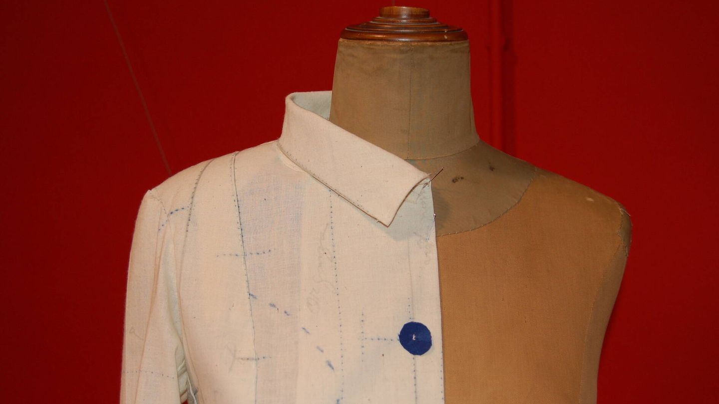 Patrón de un traje sastre sobre maniquí de Juan Mari Emilas y Balenciaga. (Cortesía de la Familia Emilas).