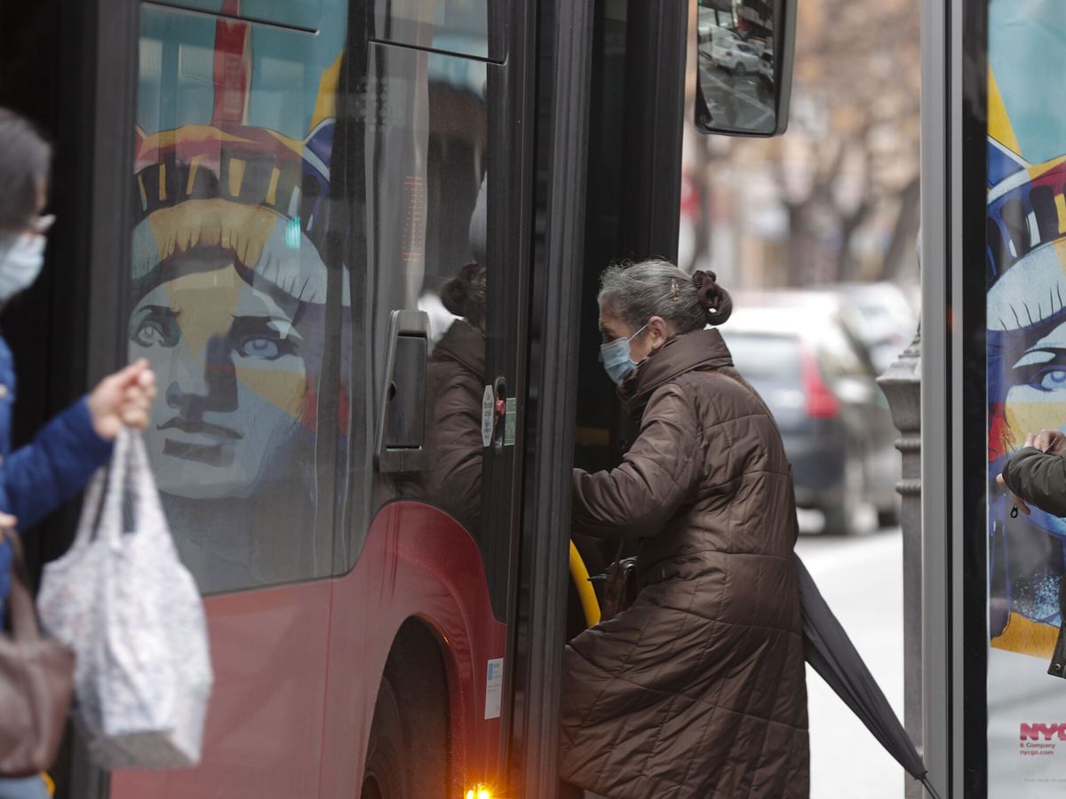 Foto: Una mujer se sube a un autobús en Valencia en una imagen de archivo. (EFE/Manuel Bruque)