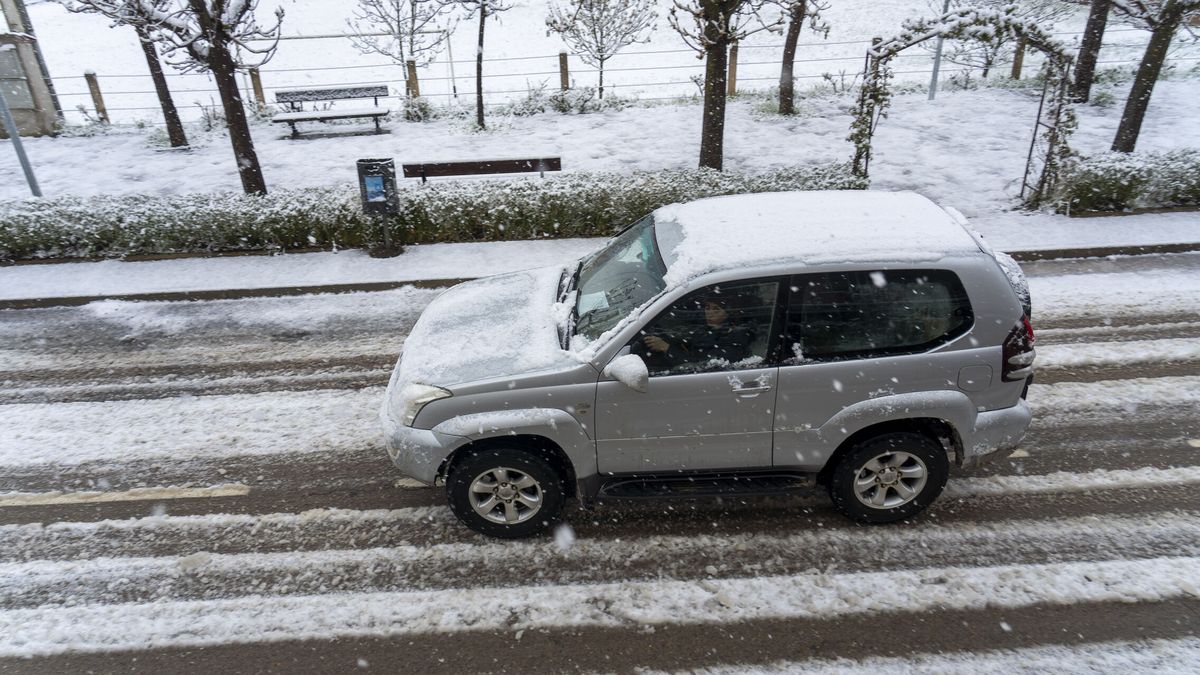Los consejos clave de la DGT si te desplazas en coche con el temporal de viento o nieve