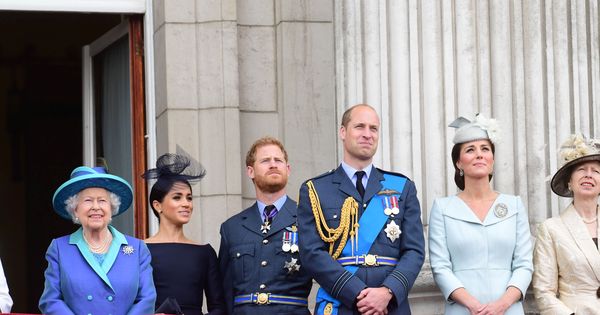 Foto: Los duques de Sussex junto a la reina Isabel. (Reuters)