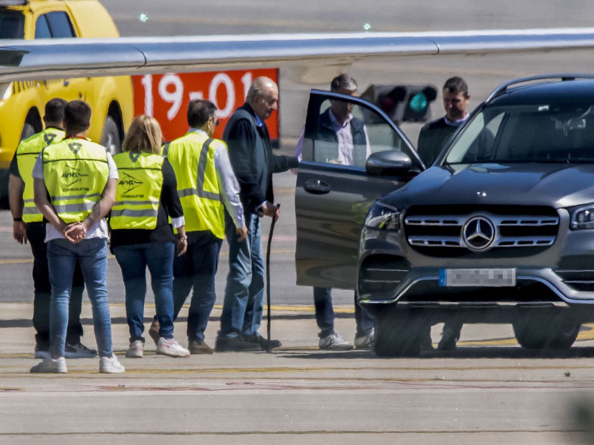 Foto: El rey emérito Juan Carlos I a su llegada al aeropuerto de Vigo. (EFE/Brais Lorenzo) 