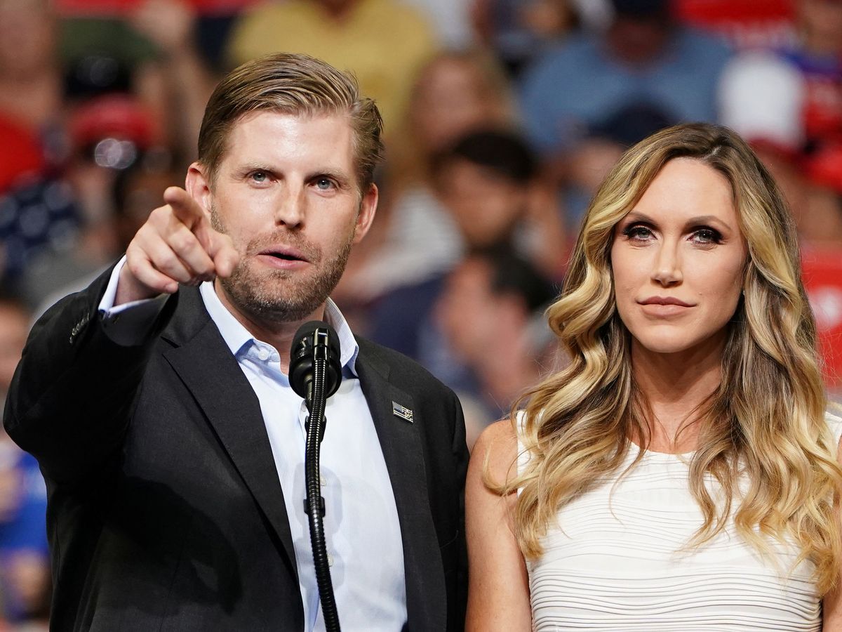 Foto: Eric Trump y su esposa Lara, en un acto de campaña de Donald Trump. (Reuters)