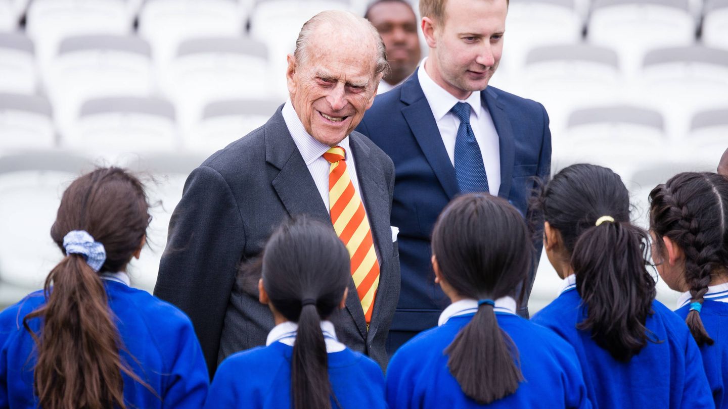  El duque, con las alumnas de una escuela de Londres. (Getty)