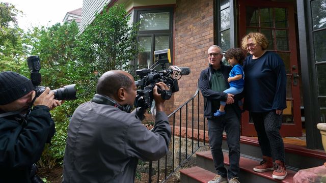 Joshua D. Angrist junto a su familia. (Reuters)