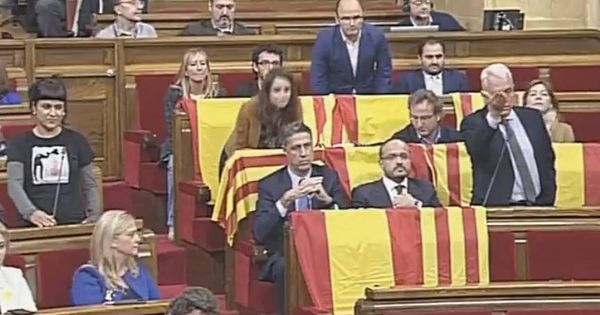 Foto: Despliegue de banderas españolas y 'senyeras' en el pleno del Parlament