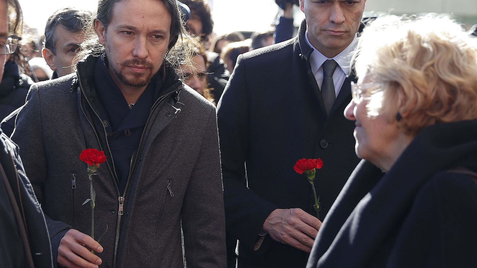 Foto: Pablo Iglesias y Pedro Sánchez, con la alcaldesa de Madrid, Manuela Carmena, el pasado 11 de marzo en el homenaje a las víctimas de los atentados de Atocha. (EFE)