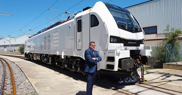 Foto: El CEO de Stadler Rail Valencia, Íñigo Parra, con la nueva locomotora Eurodual. 