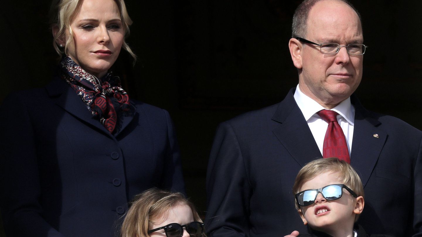El príncipe Alberto con Charlène y sus hijos. (Reuters)