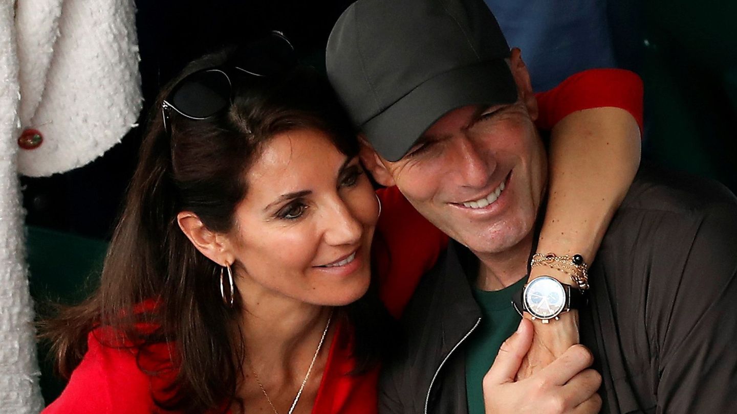 Zinedine Zidane y su mujer, Veronique, en la final de Roland Garros. (EFE)
