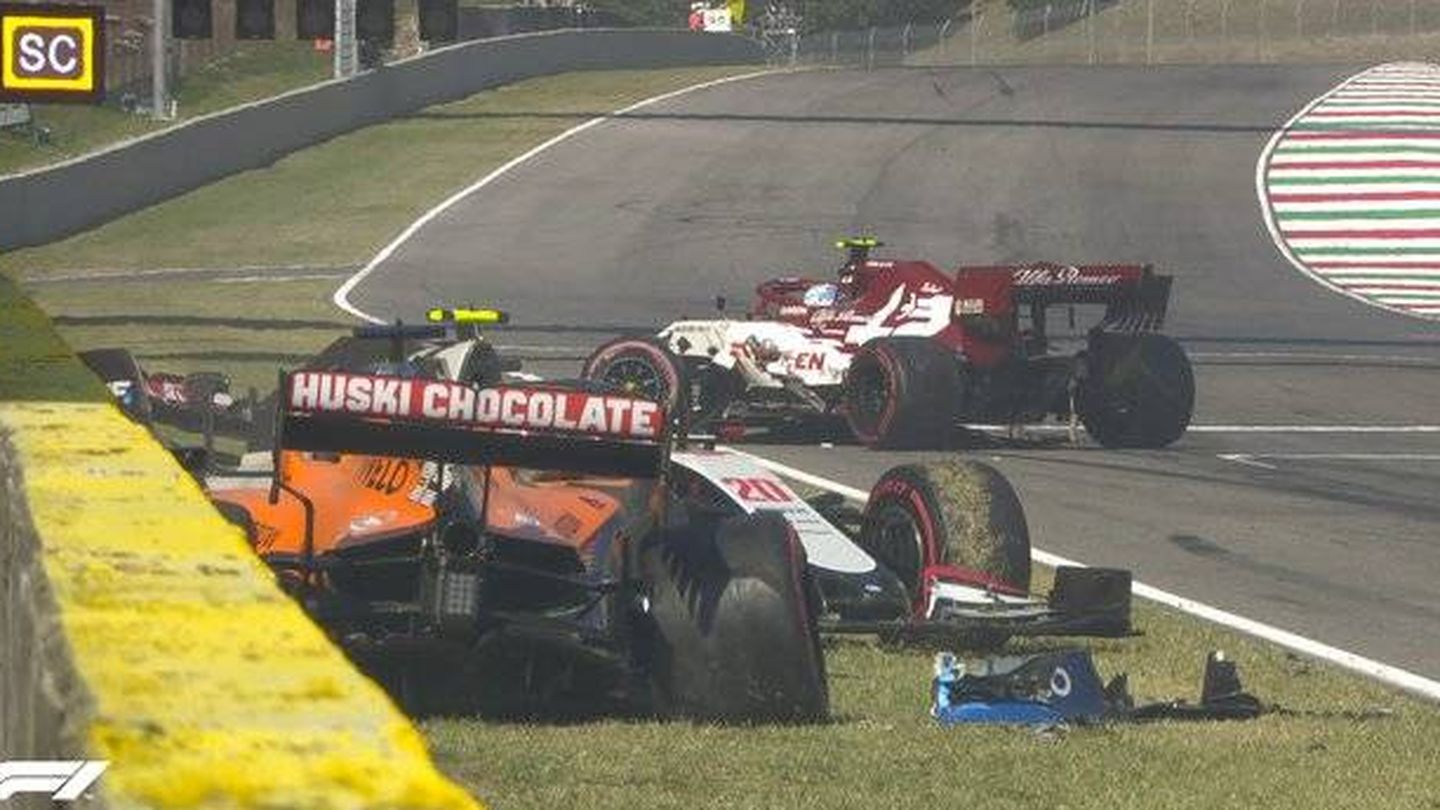 Cuatro monoplazas quedaron fuera de carrera tras la retirada del coche de seguridad, Sainz entre ellos.