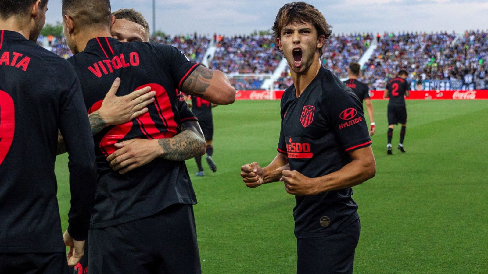 Foto: Joao Félix celebra con este gesto de euforia el gol de Vitolo en Leganés. (Efe)