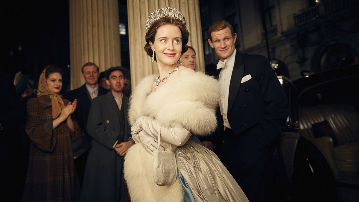 'The Crown': Isabel II pasa del papel cuché a Netflix... y parece un ser humano