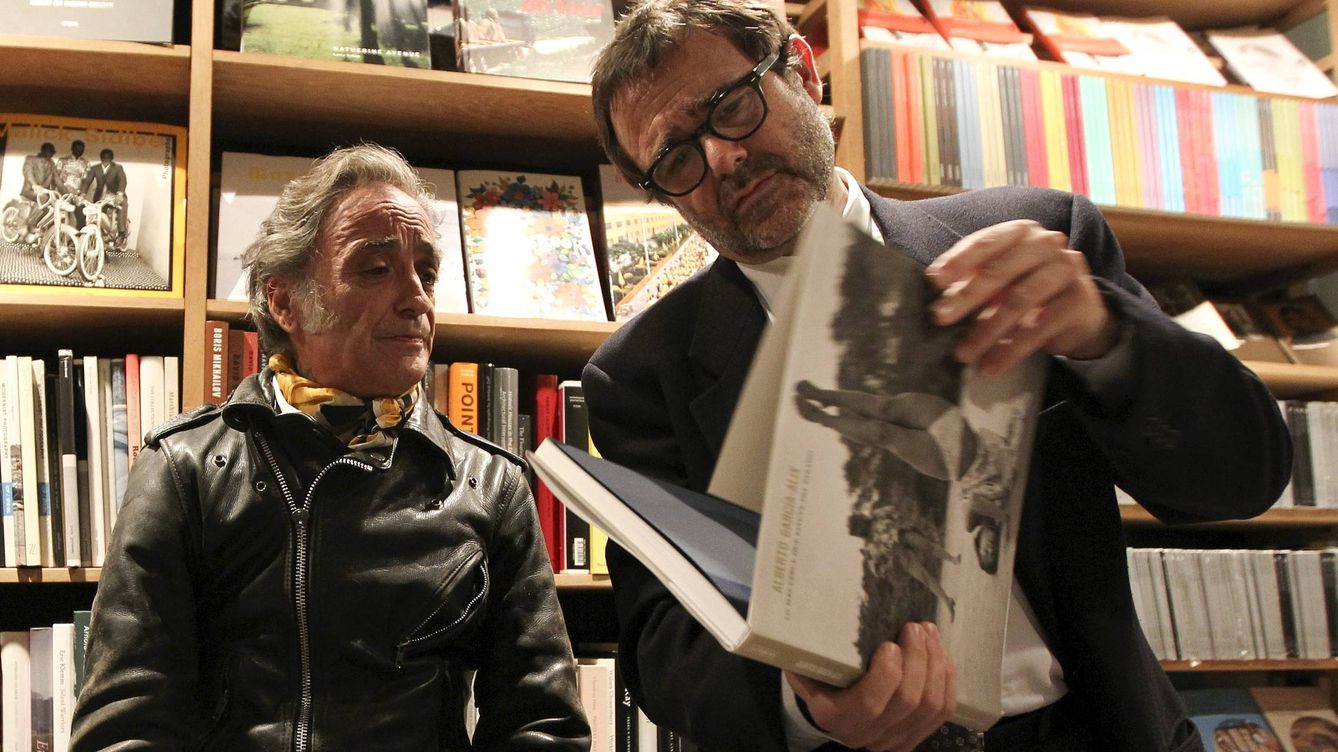 Foto: El fotógrafo Alberto García-Ali y Alberto Anaut, durante la presentación en La Fábrica del libro 'Lo más cerca que estuve del paraíso'. (EFE/Alberto Martín)