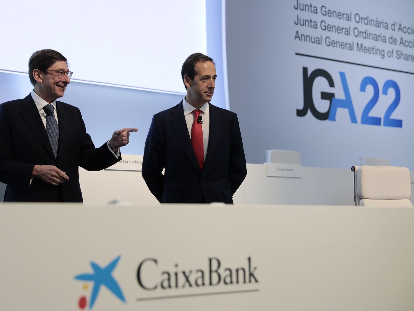 El presidente de CaixaBank, José Ignacio Goirigolzarri (i), y el consejero delegado, Gonzalo Gortázar. (EFE/Ana Escobar)
