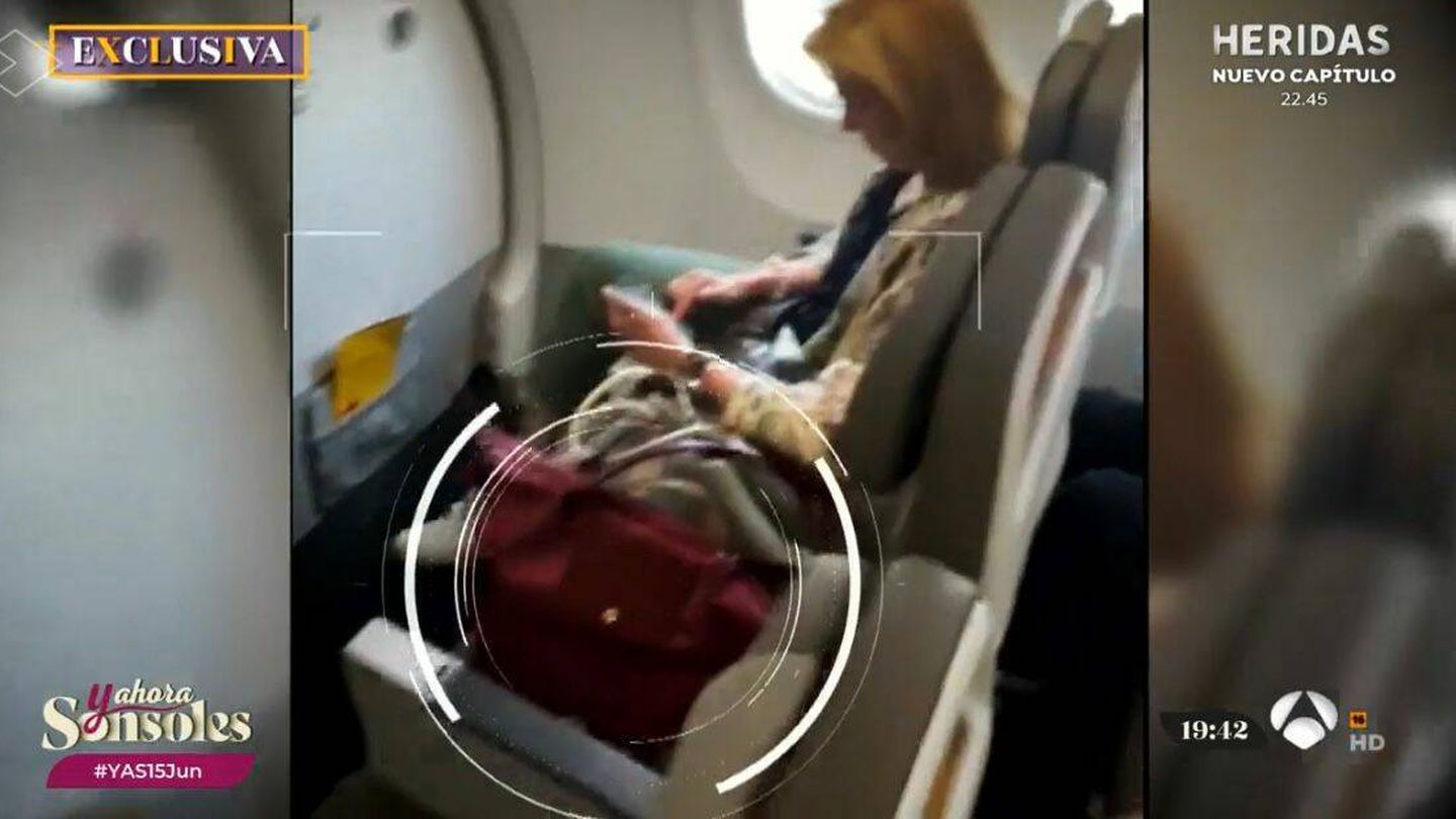 La infanta Cristina, en el vuelo a Ginebra. (Captura de pantalla 'Y ahora Sonsoles')