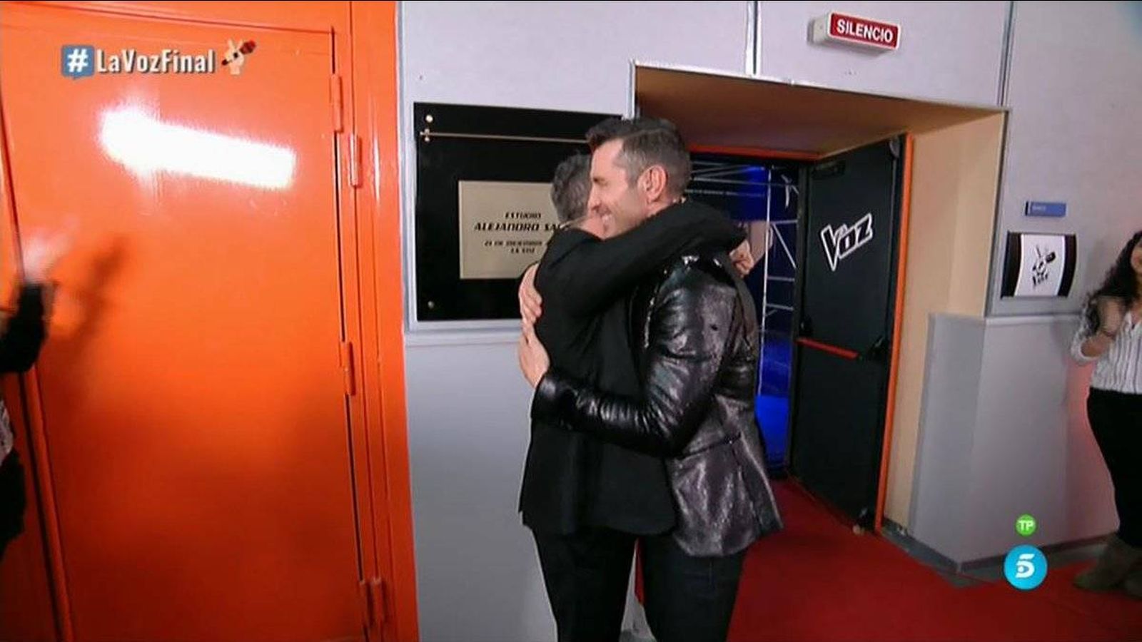 Foto: Alejandro Sanz abraza a Jesús Vázquez tras descubrir su placa