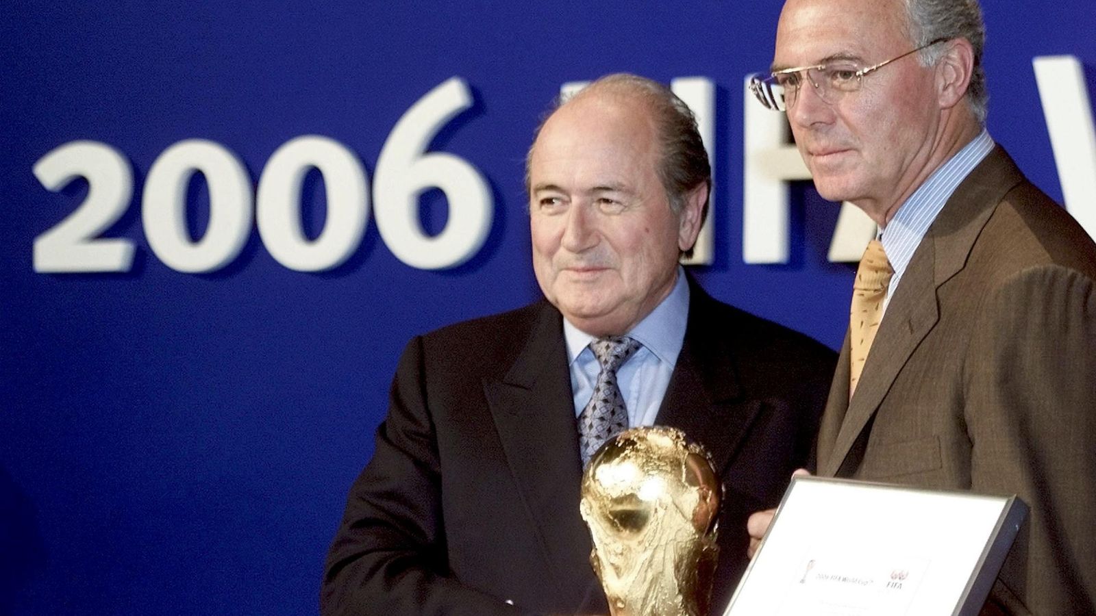 Foto: Franz Beckenbauer, junto a Joseph Blatter, después de que concederse el Mundial de 2006 (Efe).