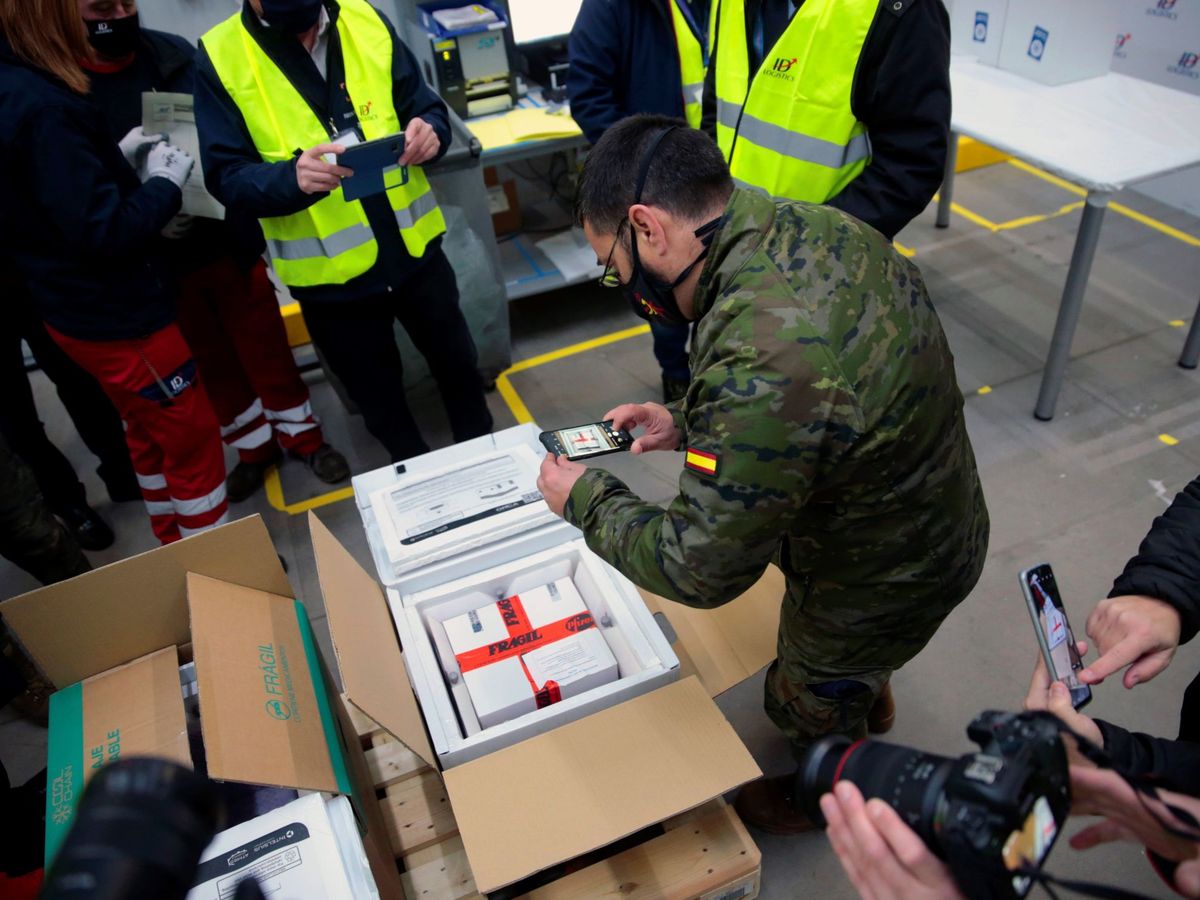 Foto: Personal del Ejército recoge las vacunas en el centro de Pfizer. (EFE)
