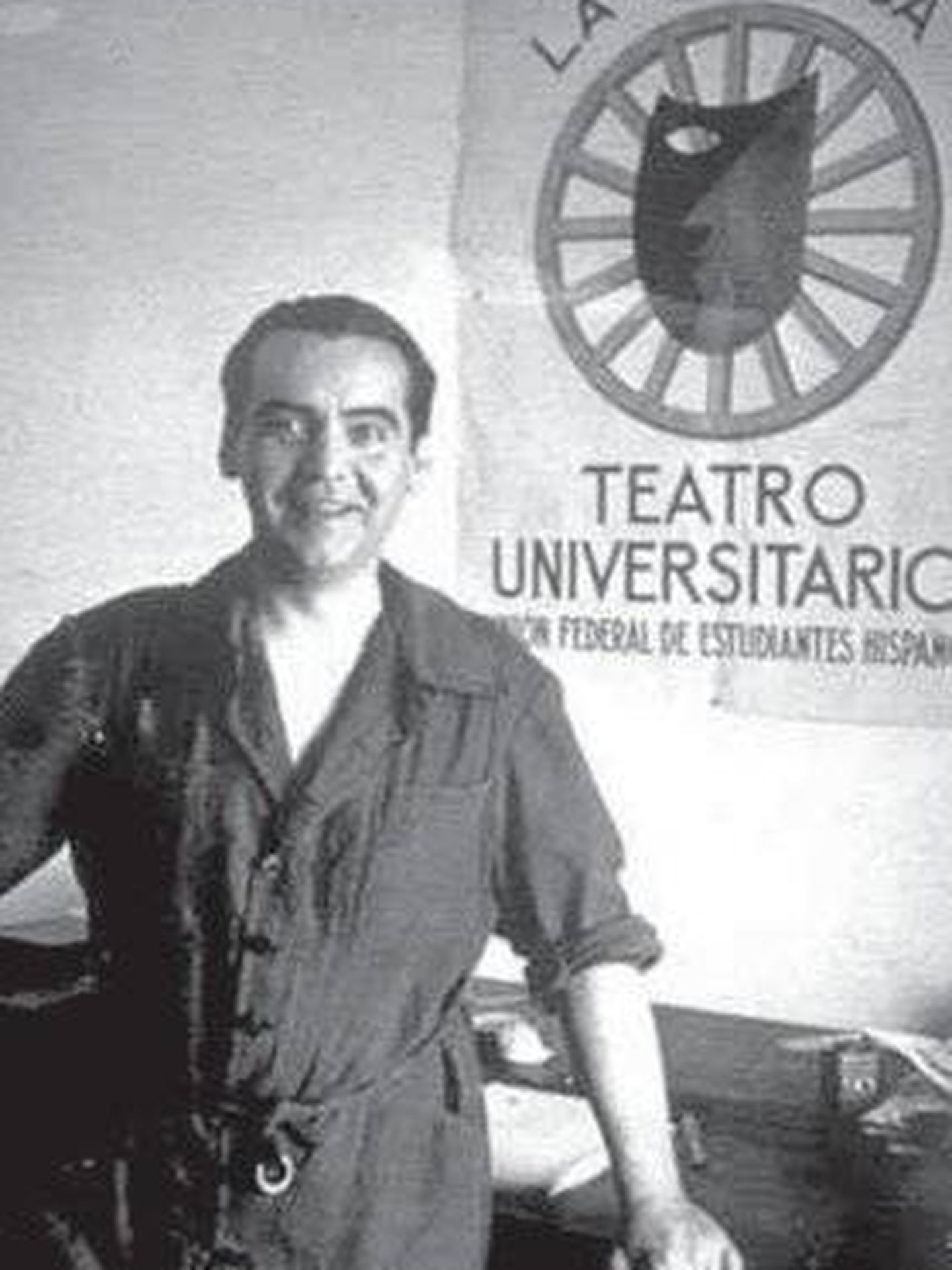 Federico García Lorca, con un cartel de La Barraca.