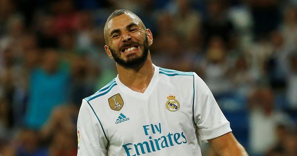 Foto: La grada del Santiago Bernabéu cada día critica más a Karim Benzema. (Reuters)
