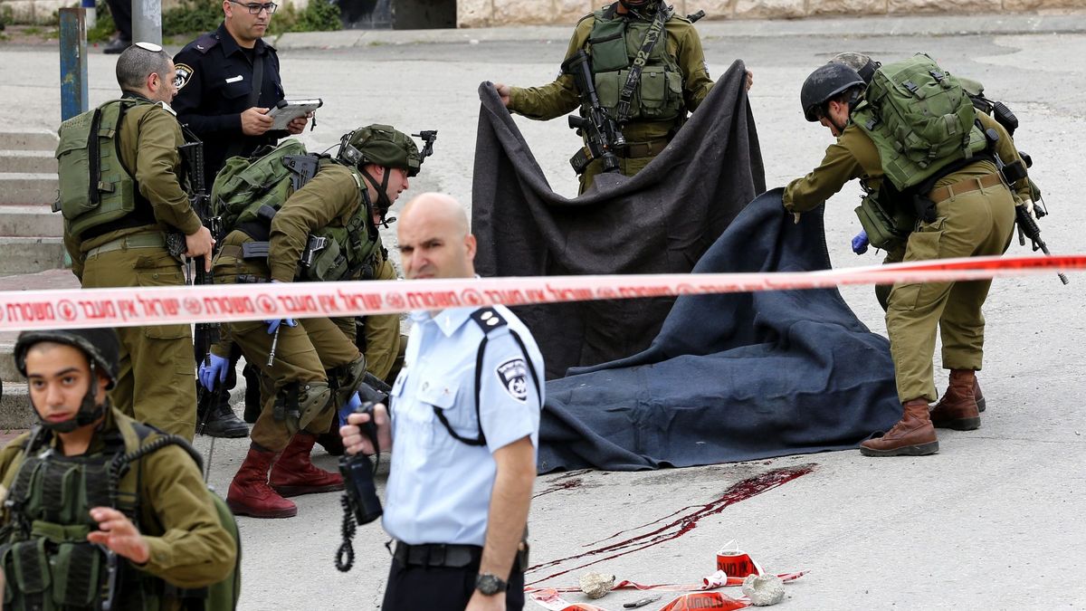 Un soldado israelí dispara en la cabeza a un palestino herido y desarmado en Hebrón