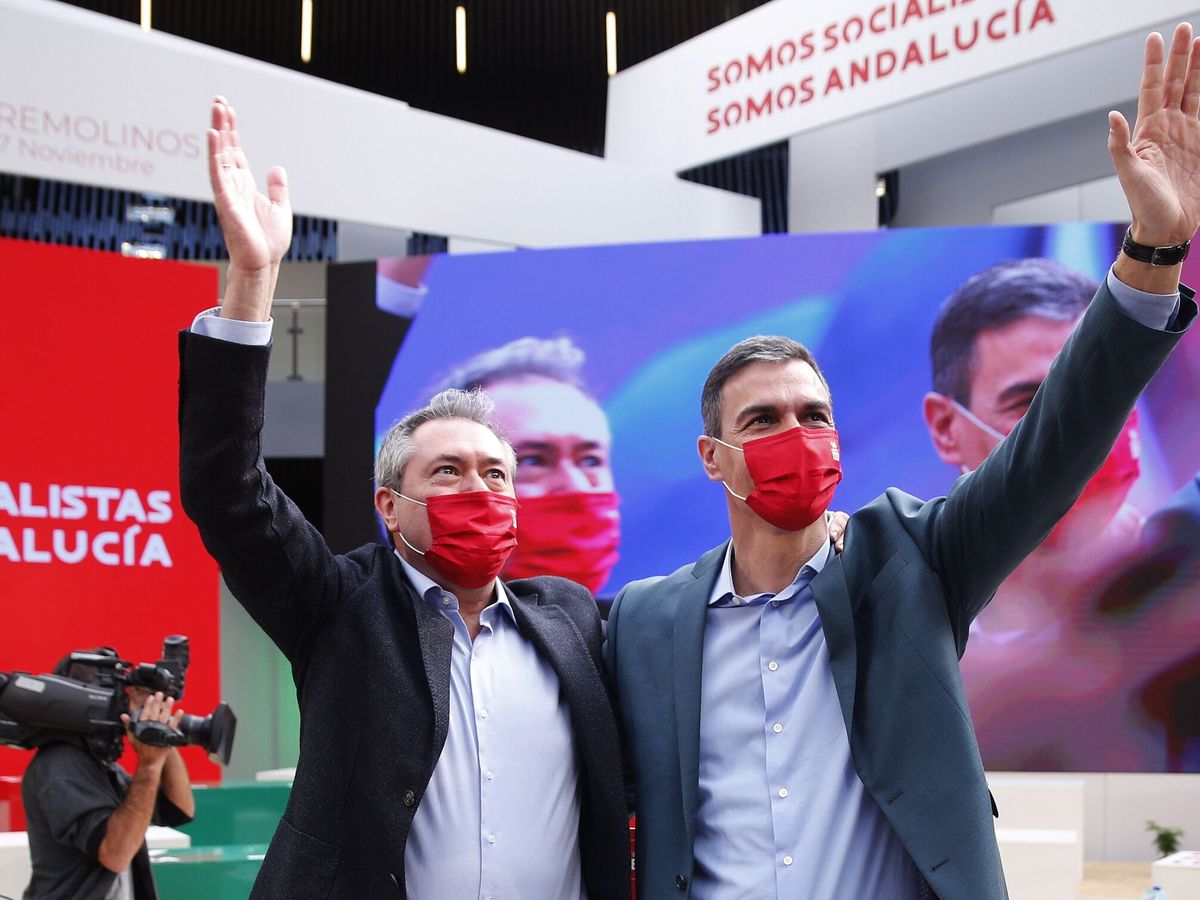 Foto: Espadas y Sánchez, durante el congreso que el PSOE andaluz celebró a principios de noviembre en Torremolinos. (EFE/Jorge Zapata)