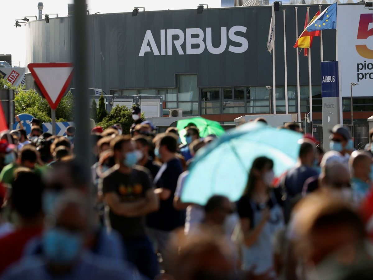 Foto: Protestas ante la fábrica de Airbus en la localidad madrileña de Getafe. (EFE)