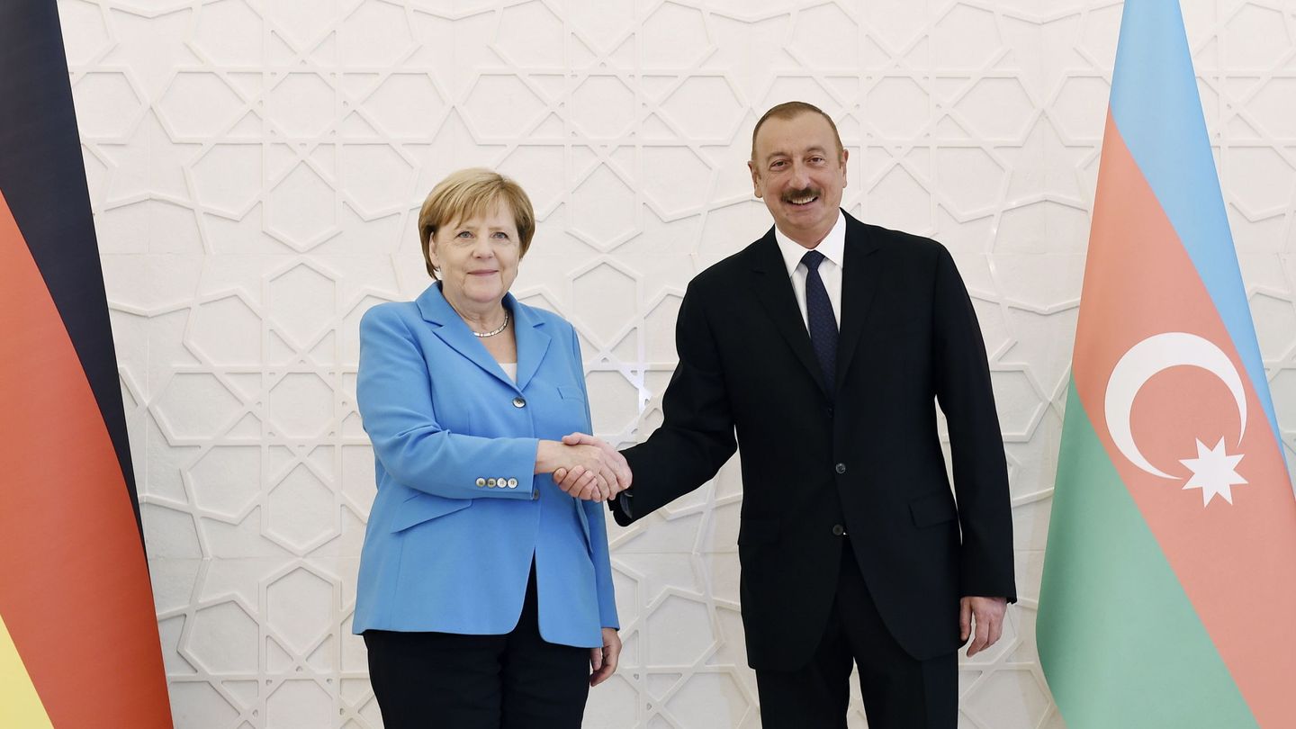 Ilham Aliyev y Angela Merkel, en agosto de 2018. (EFE)