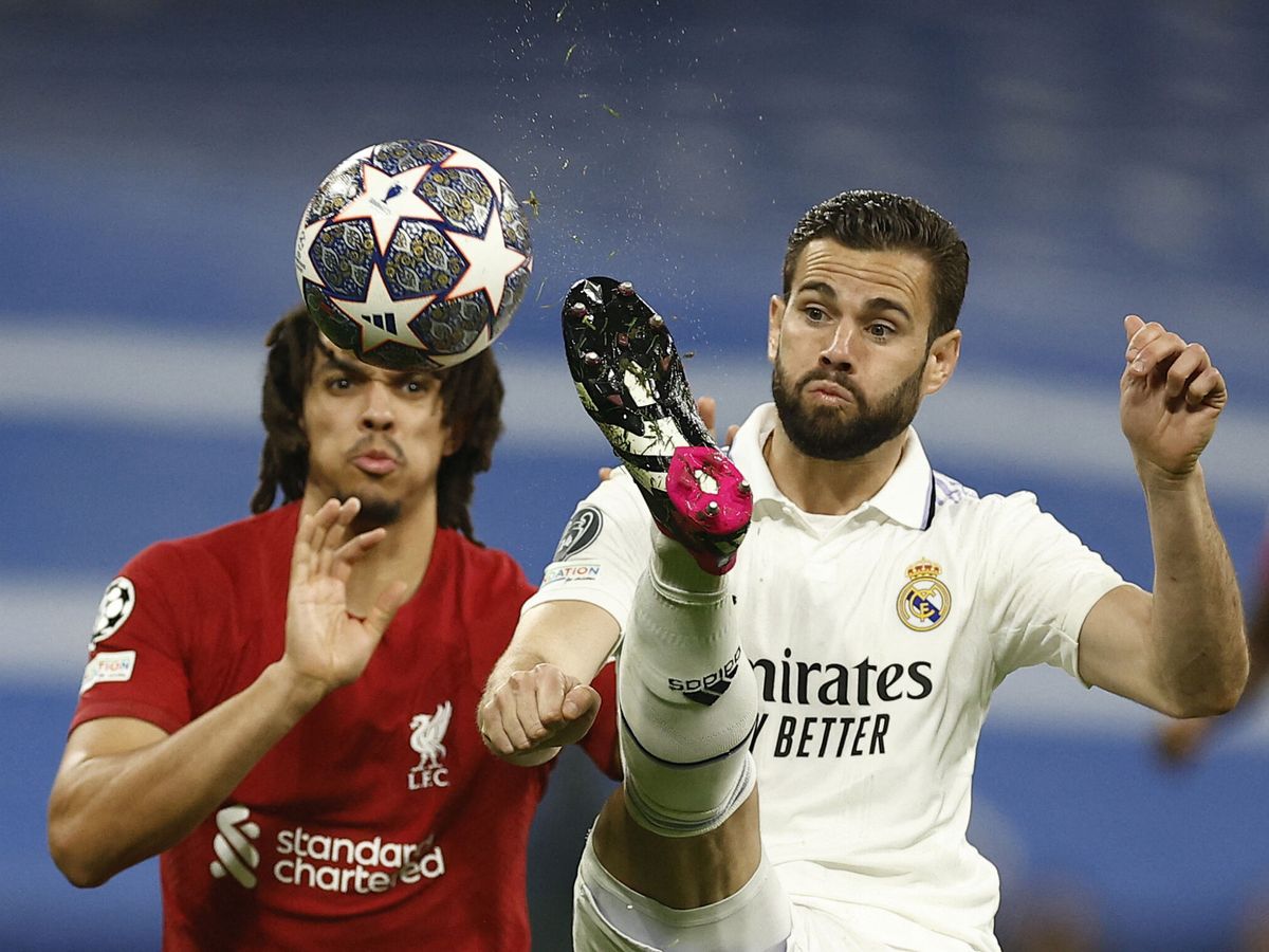 Foto: Nacho en el partido contra el Liverpool. (Reuters/Juan Medina)